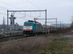 Cobra-Lok 2830 f�hrt mit einem leeren Autozug durch Montzen in ...