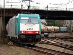 Mit einem gemischten G�terzug kommt am 25.03.2010 Cobra 186 233 ...