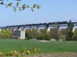Cobra-Lok 2828 mit einem Containerzug auf dem Viadukt von Moresnet. ...