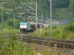 Montzenlinie Aachen-Montzen-Vise Cobra-Lok 2808 mit einem langen Autoganzzug auf der Abfahrt hinter der belgischen Grenze. W�hrend die Lok die erste Kurve erreicht, ist der hintere Teil des Zuges noch im Gemmenicher Tunnel. Aufgenommen am 28/07/2010 in Gemmenich/Botzelaer.