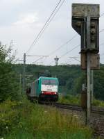 Montzenlinie Aachen-Montzen-Vise Nochmal die 2808 in Gemmenich/Botzelaer. Im Hintergrund der Aussichtsturm auf dem Dreil�nderpunkt B/D/NL. Aufgenommen am 28/07/2010.