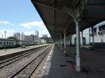 Der Blick vom Bahnhof auf die  Skyline  von Maputo am 01.12.2014. Im Hintergrund sieht man das eingerüstete Bahnhofsgebäude.