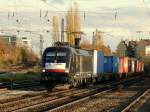 ES 64 U2-074 mit einem Containerzug bei der Durchfahrt am ...