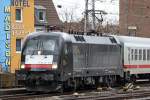 Die ES 64 U2-017 (182 517) bei der Einfahrt in ...