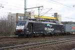 ES 64 F4 998 kam am 21.03.2010 mit einem Containerzug ...