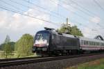 ES64U2 034 am 24.05.2010 bei Dollbergen vor einem IC  ...