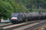 ES64U2-032 rollt mit einem Kesselwagenganzzug auf dem Bahnsteigsgleis durch Tullnerbach-Pressbaum ... ES64U2-032 rollt mit einem Kesselwagenganzzug auf dem Bahnsteigsgleis durch Tullnerbach-Pressbaum ...