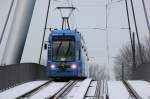 munchen R3 2208 �berquert am 12.12.09 die neue Tragseilbr�cke kurz vor der Haltstelle Am M�nchner Tor
