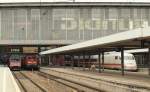 munchen-hauptbahnhof Links steht der RE 4014 nach N�rnberg Hbf, mitte links die 111 208-5 mit RE 4282 nach Passau Hbf und ganz rechts der ICE 584 nach L�beck Hbf. 21.03.10.