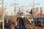 munchen-sonstige Die BOB Bahn bei der Einfahrt in dem Bahnhof Donnersbergerbr�cke bei Sonnenuntergang im sp�ten November 2009.