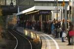 munchen-sonstige Warten auf die BOB Bahn an der Donnersbergerbr�cke bei untergehender Sonne im sp�ten November.