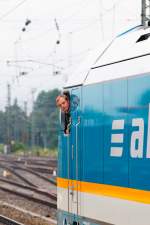 munchen-sonstige Lokf�hrer Dennis H. schaut pr�fend an seinem Zug entlang. 

Dennis hat nichts gegen eine Ver�ffentlichung dieser Bilder einzuwenden und hatte mich zu einer Lokbesichtigung im M�nchner Hauptbahnhof eingeladen, die ich dankend angenommen habe und zum ersten Mal den F�hrerstand des ALEX gesehen habe. Vielen Dank nochmals.