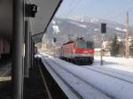 murzzuschlag Durch den Bahnhof M�rzzuschlag f�hrt ein aus Villach kommender �BB EC mit einer 1044 als Zuglok; 13.2.10