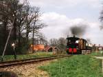 museum-buurt-spoorweg-haaksbergen 2 der MBS mit Dampfzug 144S Boekelo-Haaksbergen bei Boekelo am 22-4-2001. Bild und scan: Date Jan de Vries.