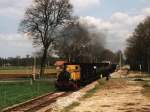 museum-buurt-spoorweg-haaksbergen 6 der MBS mit Dampfzug 104S Boekelo-Haaksbergen bei Boekelo am 22-4-2001. Bild und scan: Date Jan de Vries.