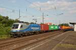 182 911-8 der Mittelweserbahn mit einem bunten Containerzug auf der ...