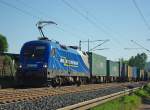 182 911-8 / 1116 911-7 passiert mit ihrem Containerzug in ...
