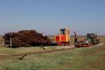 nach Nordstrandischmoor Aus dem Dia-Archiv: Halligbahn L�ttmoorsiel - Nordstrandischmoor / Erst nachdem der Arbeitszug des ALR mit der gelben Sch�ma (Sch�ma CHL-20G, Bj. 1998, Serien-Nr. 5540) auf das Gleis zur Neuwarft ausgewichen ist, konnte ein Lorenzug, bestehend aus einem Wagen + Lore 3 (offizielle Bezeichnung dieser Diema DL6, Bj 1956) + Lore 9 + 2 Muldenkipper, in den Halligbf einfahren. 12.09.2006