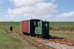 nach Nordstrandischmoor Aus dem Dia-Archiv: 
Halligbahn L�ttmoorsiel - Nordstrandischmoor / Lok Nr.2 (Sch�ma CDL10, Bj. 1968, Serien-Nr. 3105) mit Wagen 2 am 08.09.2006 vor dem Bh L�ttmoorsiel. 
Die Fahrzeuge geh�rten damals zum ALR (Amt f�r l�ndliche R�ume) heute LKN S-H (Landesbetrieb f�r K�stenschutz, Nationalpark und Meeresschutz Schleswig-Holstein), dem Betreiber dieser Lorenbahn. 