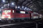 Die 111 120-9 steht mit dem RE9 nach Siegen in ...