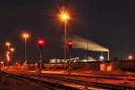 Nachts am Bahnhof Euskirchen, im Hintergrund die Rauchfahne der voll ...