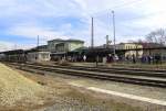 Zahlreiche Dampflokfans s�umten den Naumburger Hbf und fotografierten und filmten ...