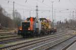 212 132 f�hrt am 5.12.2009 mit einem Schienladekran in Kreiensen ...