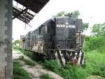NdeM Nacionales de Mexico Diesellok, ca. 30 Jahre alt, in Valladoid, Yucatan, Mexico. 7.7.2010. Geh�rt zu Gesellschaft Chiapas & Mayab, musste jedoch hier eingordnet werden, weil Kategorie noch nicht vorhanden. Bis zur 'Zentrale' mit Bw in Merida sinds 140km - Fahrzeit lt. Angabe Lokf�hrer: 14-15h. Machete ist immer dabei. Konnte sogar 1 km mittuckeln. Wer Angaben zum Loktyp machen kann - sehr gerne.