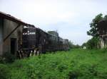 NdeM Nacionales de Mexico Diesellok, ca. 30 Jahre alt, in Valladoid, Yucatan, Mexico. 7.7.2010. Geh�rt zu Gesellschaft Chiapas & Mayab, musste jedoch hier eingordnet werden, weil Kategorie noch nicht vorhanden. Bis zur 'Zentrale' mit Bw in Merida sinds 140km - Fahrzeit lt. Angabe Lokf�hrer: 14-15h. Machete ist immer dabei. Konnte sogar 1 km mittuckeln. Wer Angaben zum Loktyp machen kann - sehr gerne.