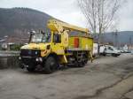 neckargemund Ein Zweiwege Unimog mit Krankorb in Neckargem�nd Bahnhof am 14.03.10 