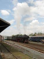 BR 01 1066 bl��t aufgrund verz�gerter Abfahrt auf die Schiefe ...