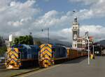 Zwei DJ der Dunedun Railway in Dunedin vor dem Taieri Gorge Train. Diese Lokomotiven von Mitsubishi Heavy Industries mit der Achsfolge Bo-Bo-Bo wurden von 1968-69 für die New Zealand Rail geliefert, um die Dampfloks auf der Südinsel abzulösen. Die Taieri Gorge Railway (jetzt Dunedin Railways) erwarb 5 dieser 900 PS starken Maschinen.