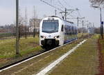 Ein Holländischer Regionalzug aus Roermond(NL) nach Maastricht-Randwyck(NL) und fährt in Geleen-Lutterade ein und hält in Geleen-Lutterade(NL) und fährt dann weiter in Richtung