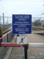 Dieses Schild befindet sich im Bahnhof Venlo auf dem Bahnsteig mit den Gleisen 3/4 am ebenerdigen bergang zum Bahnhofsgebude.