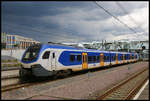 NS ET 2221 wartet am 3.8.2020 um 15.34 Uhr in Arnhem Centraal auf die Abfahrt.