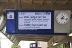 ENSCHEDE (Provinz Overijssel), 23.06.2012, Zugzielanzeiger im Bahnhof Enschede