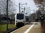 Ein Holländischer Regionalzug aus Maastricht-Randwyck(NL) nach Roermond(NL) und fährt in Geleen-Lutterade ein und hält in Geleen-Lutterade(NL) und fährt dann weiter in Richtung