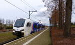 Ein Holländischer Regionalzug aus Roermond(NL) nach Maastricht-Randwyck(NL) und fährt in Geleen-Lutterade ein und hält in Geleen-Lutterade(NL) und fährt dann weiter in Richtung Maastricht(NL). 
Aufgenommen in Geleen-Lutterade(NL). 
Bei Sonne und Wolken am Mittag vom 11.3.2018.