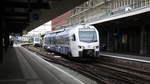 Ein Holländischer Regionalzug aus Maastricht-Randwyck(NL) nach Heerlen(N) und fährt in Richtung Maastricht-Noord(NL).
Aufgenommen vom Bahnsteig 5 in Maastricht(NL).
Bei Sommerwetter am Mittag vom 15.6.2017.