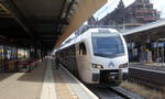 Ein Holländischer Regionalzug aus Maastricht(NL) nach Aachen-Hbf(D) steht in Maastricht(NL) abfahrbreit nach Deutschland.
Aufgenommen vom Bahnsteig 5 in Maastricht(NL). 
Bei Sonne und Wolken am Nachmittag vom 11.8.2019.