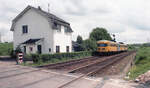 NS 180 passiert das alte Bahnwärterhaus Nr 13 am 23.05.1982, als Zug 6535 von Heerlen nach Valkenburg. Das Haus, in der Nachbarschaft Schoonbron (nahe Schin op Geul) wurde erbaut von der Aachen-Maastrichtsche Spoorweg Mij. Scanbild 92732, Kodacolor400.