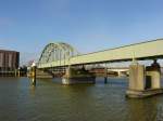 Brcke ber die Maas. Eisenbahnstrecke Maastricht(NL) - Lanaken(Belgien). Maastricht 06-02-2014.