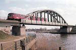 Bogenbrücke des Twentekanaal bei Almelo am 15.03.1982. NS 33 passiert die Brücke als Zug 8439 (Almelo - Mariënberg). Scan (Kodacolor400).