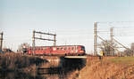 NS 33 auf der alten Brücke des Apeldoorns Kanaal als Zug 17845 (Apeldoorn - Zutphen). Apeldoorn, 14.11.1983. Scanbild 93295, Kodacolor400.