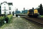 2229 mit Lokzug zwischen Roermond und Venlo auf Bahnhof Swalmen am 26-07-1991. Bild und scan: Date Jan de Vries. 