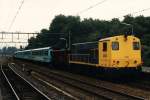 2207 und 2202 von Lovers Rail mit Kennemerstrand Expres Amsterdam-IJmuiden auf Bahnhof Santpoord Noord am 16-8-1996.
