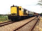 2444 und 2450 + 2413 (Hintergrund) mit eine D/Zugwagen und verschiedene Gterwagens whrend der Abschiedsfahrt der BR 2400/2500 auf die Gterstrecke Leeuwarden-Stiens in Stiens am 16-6-1991. Bild und scan: Date Jan de Vries.