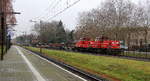 6413  Foeke  und 6418 beide von DB-Schenker fahren mit einem Güterzug aus Geleen-Lutterade(NL) nach Sittard(NL) und fahren inn Richtung Sittard(NL).
