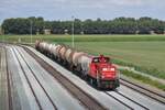 Mit ein kalkzug aus Moerdijk treft am 18 Juli 2018 der 6464 in Lage Zwaluwe ein und wird vom Fussgangerbrucke fotografiert.