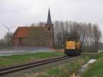 6414 mit zwei Kesselwagens in Delfzijl Hafen mit die Kirche von Farnsum im Hintergrund am 16-4-2010.